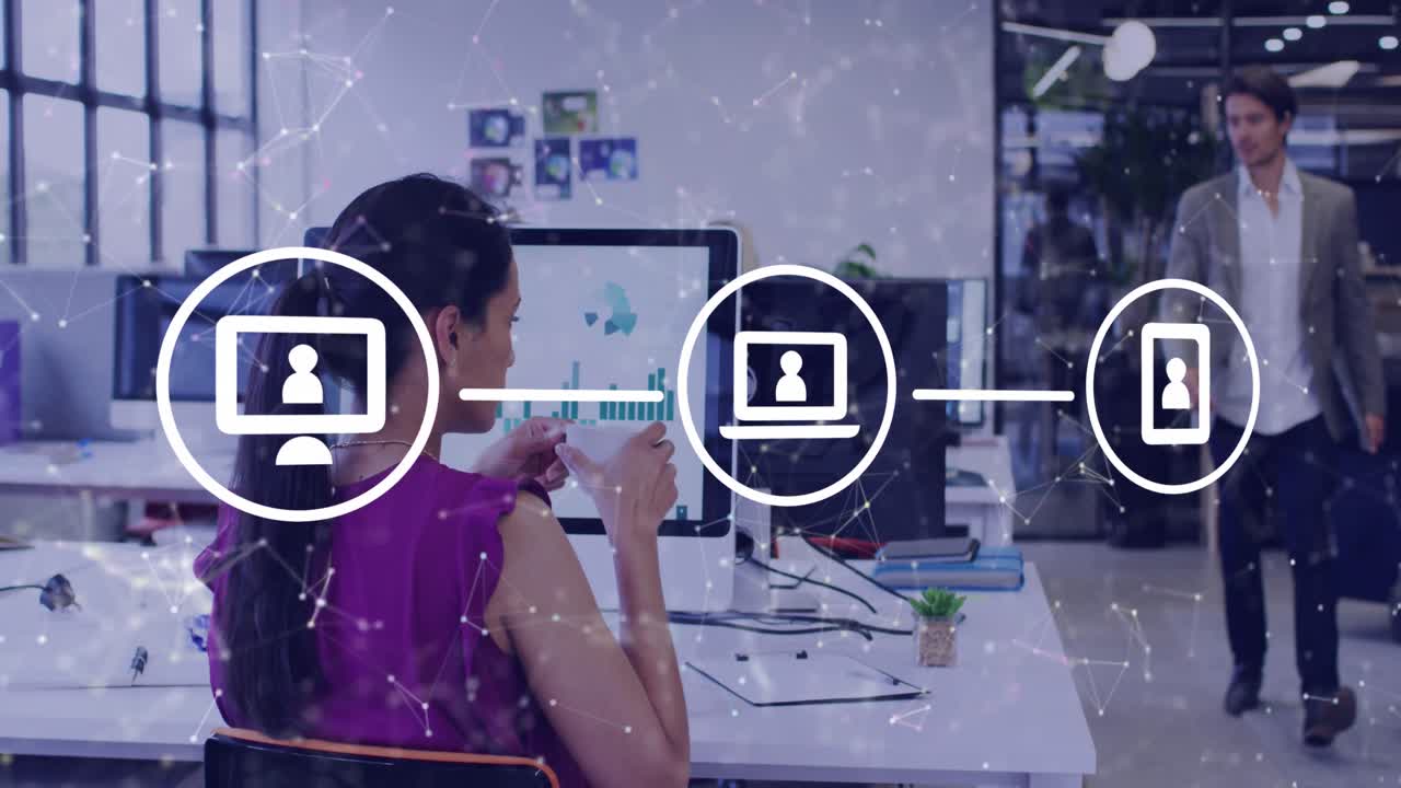 animación de una red de iconos digitales contra la vista trasera de una mujer biracial bebiendo café en la oficina