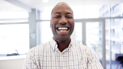 Retrato-De-Un-Hombre-Afroamericano-Feliz-En-El-Hospital,-Cámara-Lenta