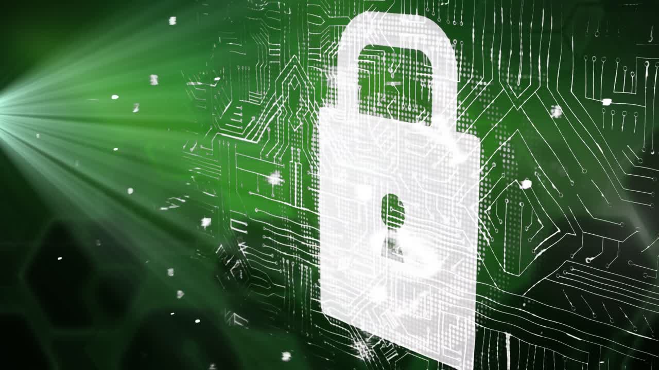 animación de un candado de seguridad en línea con procesamiento de datos en una placa de circuito en segundo plano