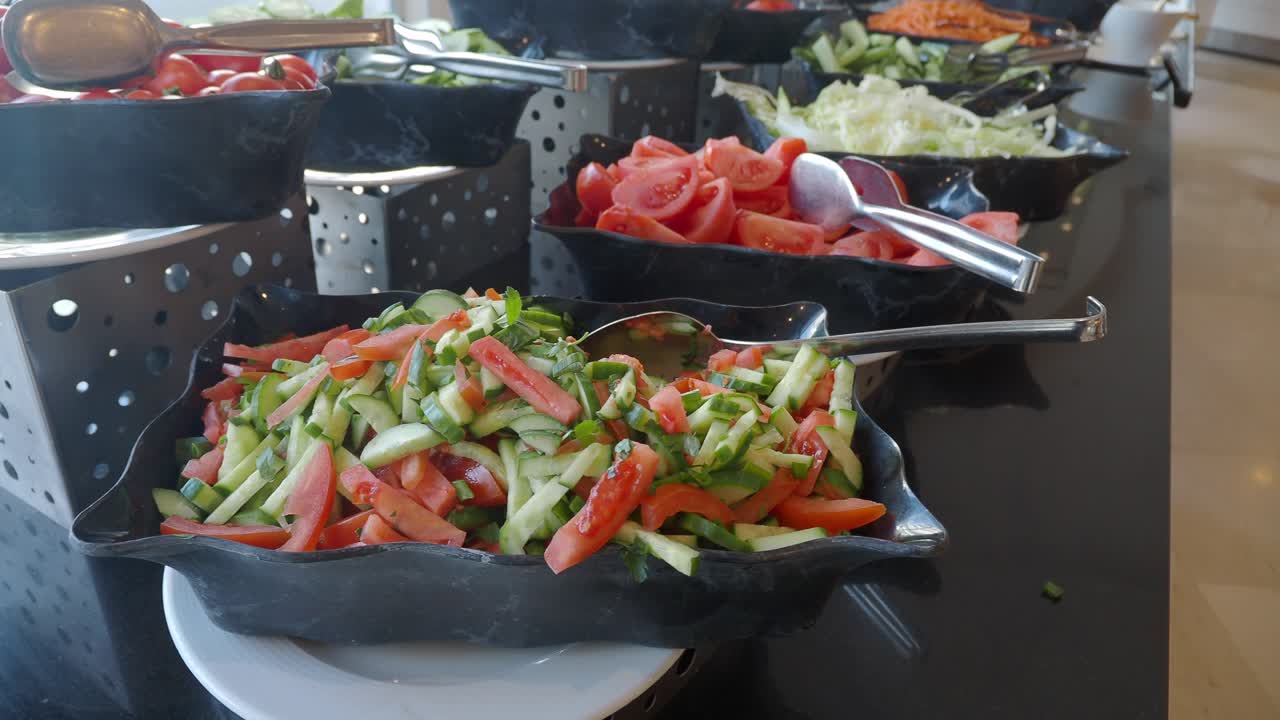 Insalata fresca di pomodori e cetrioli tritati su una linea buffet