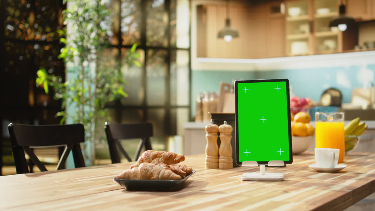 Lodret mockup-skærm på tablet i rustikt køkken med naturligt lys