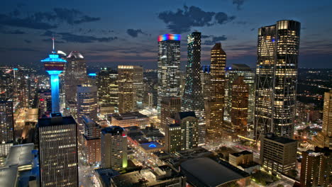 Calgary,-Ab,-Kanada,-Luftaufnahme-V2-Von-Dämmerung-Bis-Nacht,-Hyperlapse-Aufnahme-Der-Beleuchteten-Innenstadtlandschaft-Mit-Einigen-Der-Höchsten-Wolkenkratzer-Der-Skyline-Der-Stadt-–-Aufgenommen-Mit-Der-Mavic-3-Pro-Cine-–-Juli-2023