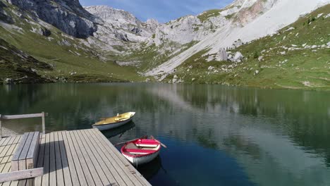 Mountainlake-in-Switzerland.-Bergsee-.-Ruderboot-auf-Bergsee