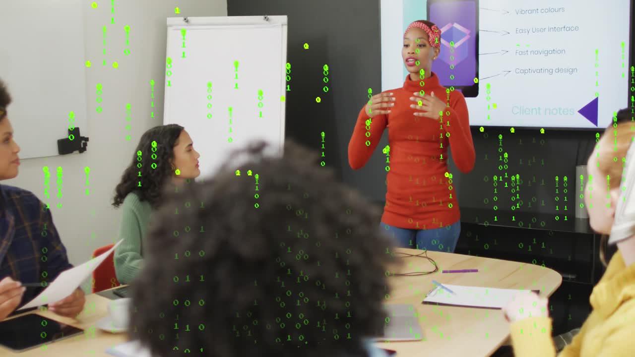 Animation fallender Binärcodes über einer diversen Frau, die Kollegen eine Strategie am Bildschirm erklärt.