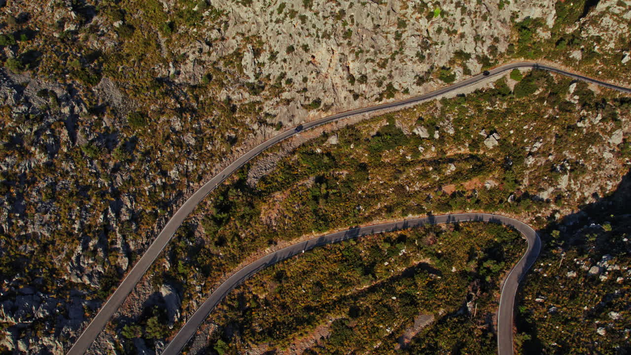 coches conduciendo en una sinuosa carretera de montaña en dirección a nus de sa corbata en mallorca, españa