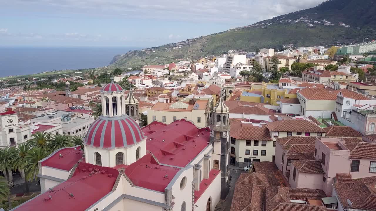카나리아 테네리페 섬 푸에르토 데 라 크루즈의 작은 마을에 있는 오래된 메인 광장 위의 드론 비행