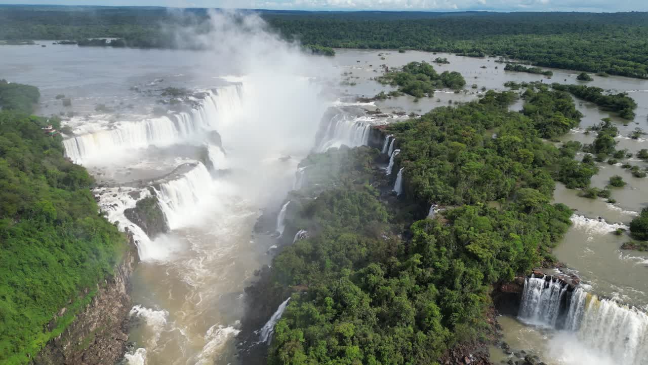 4k aéreo de las cataratas del iguazú entre argentina y brasil