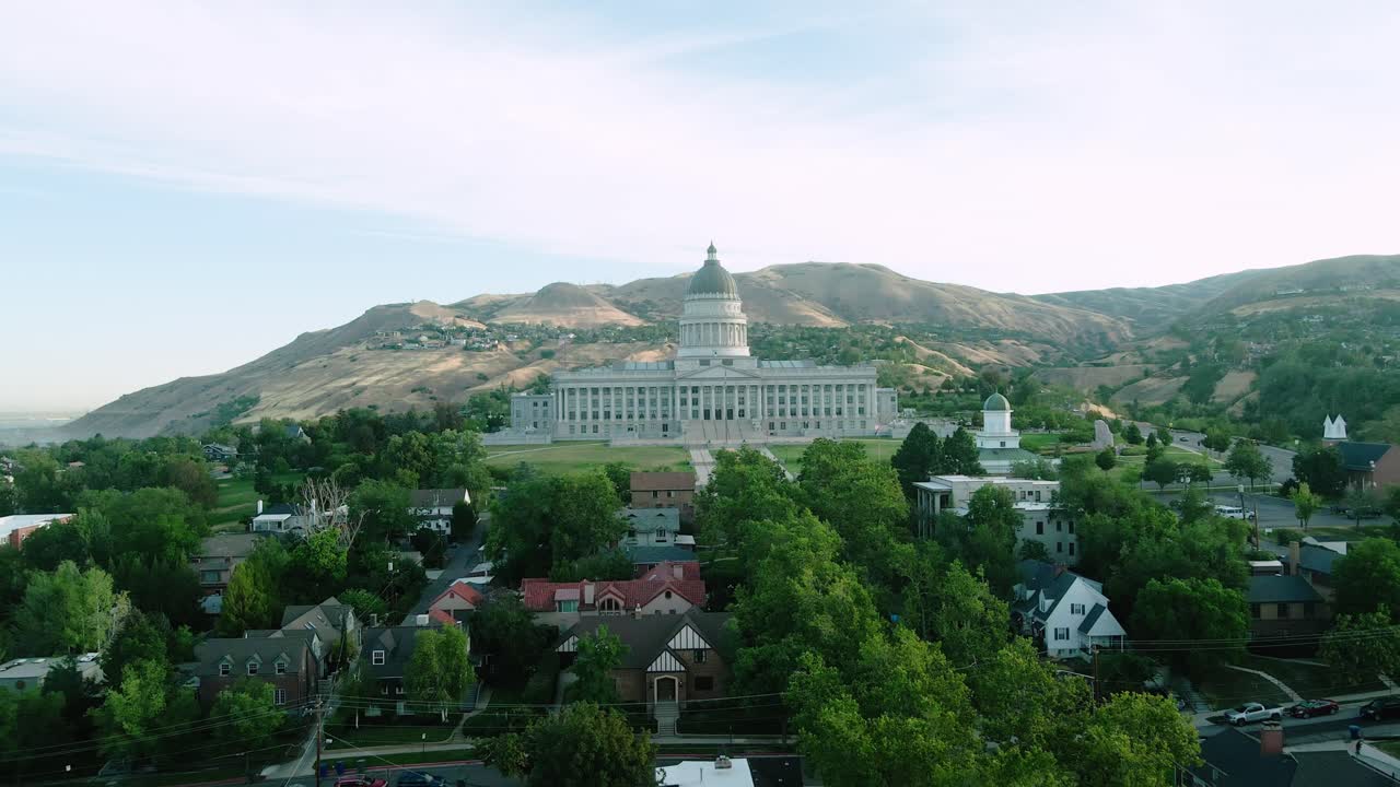 кинематографическая съемка с беспилотного летательного аппарата 4k здания капитолия штата юта в городе соленое озеро, ut 2022, видео типа push in