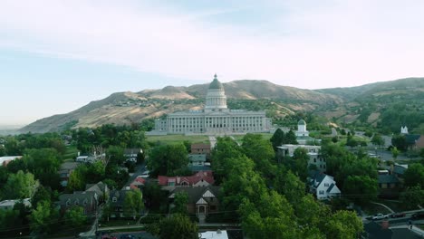 Toma-Aérea-Cinematográfica-De-4k-Del-Edificio-Del-Capitolio-De-Utah-En-Salt-Lake-City,-Ut-2022,-Tipo-De-Video-Push