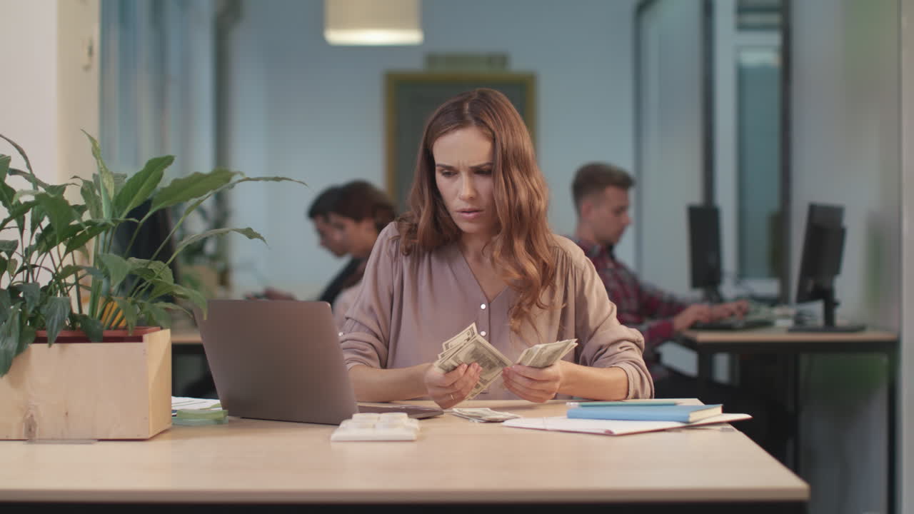 концентрированная женщина, считающая деньги, бизнес-женщина, проверяющая наличность и бюджет.