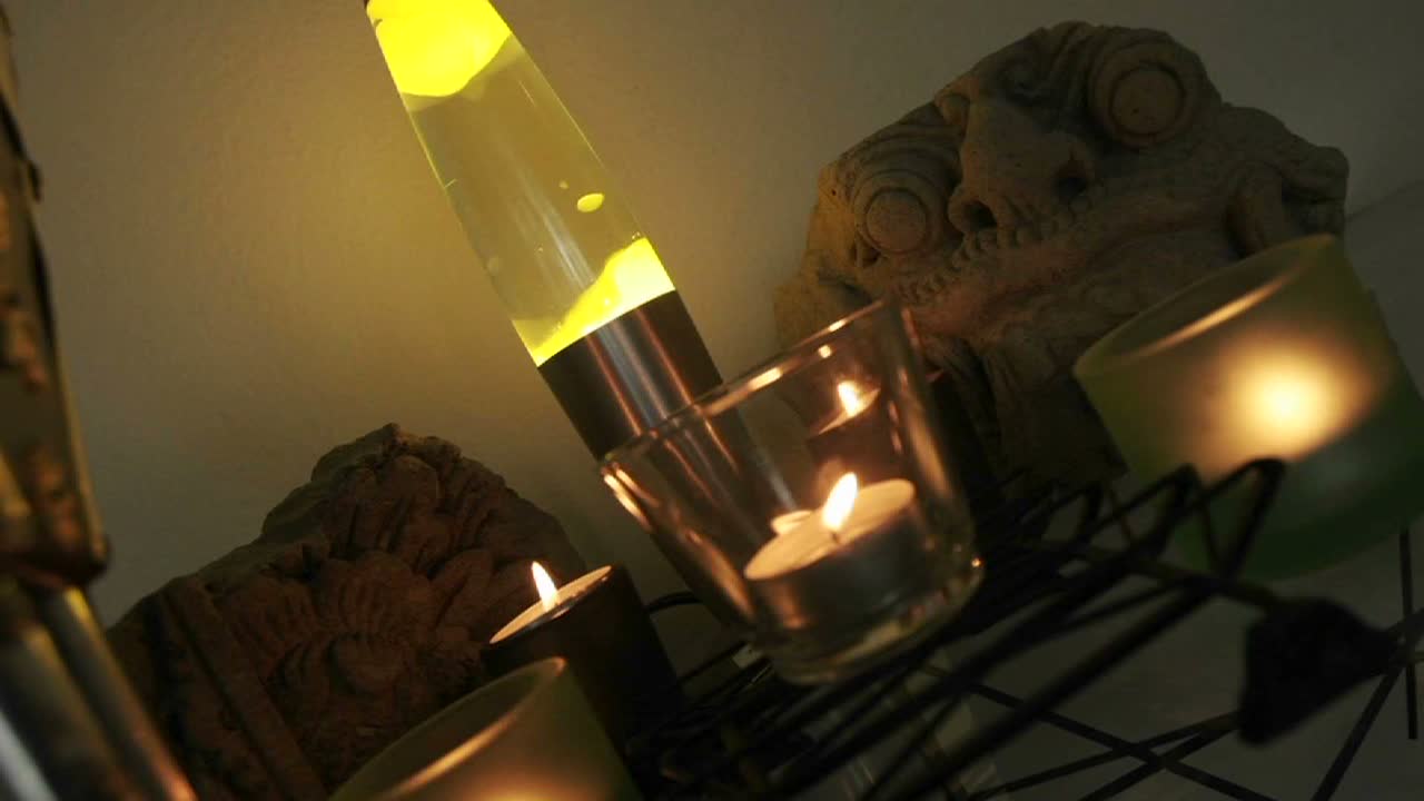 거실에 있는 용암 램프와 양초의 시간 경과