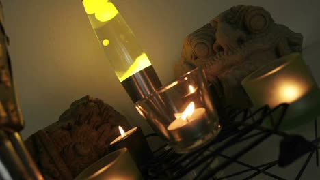 lapso de tiempo de una lámpara de lava y velas en una sala de estar