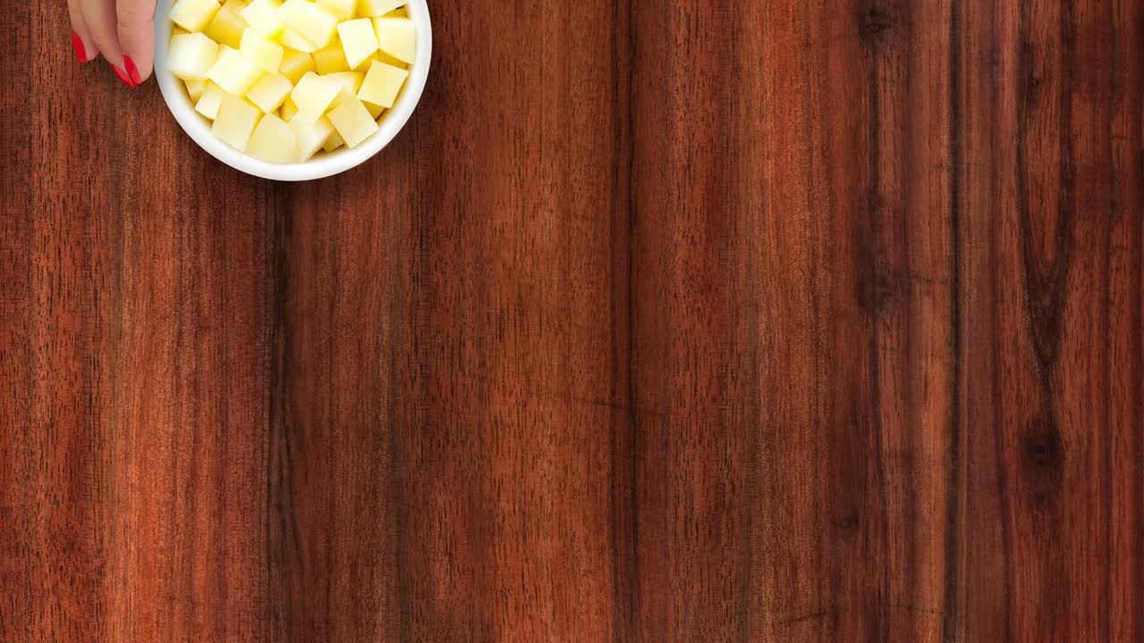 ofreciendo cubos de patata hervida