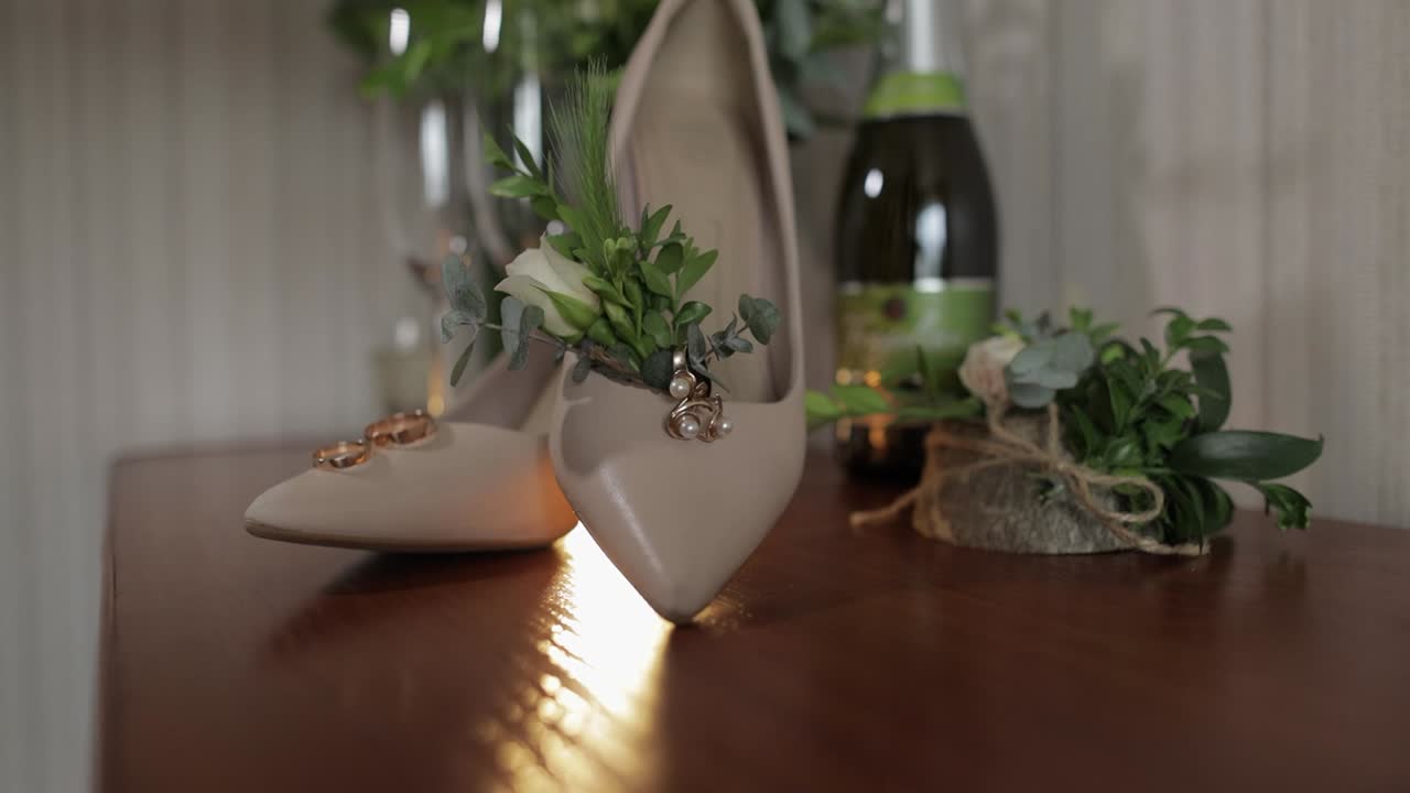 anillos de boda, ramos de flores, champán, pendientes y zapatos de novia. accesorios para la novia