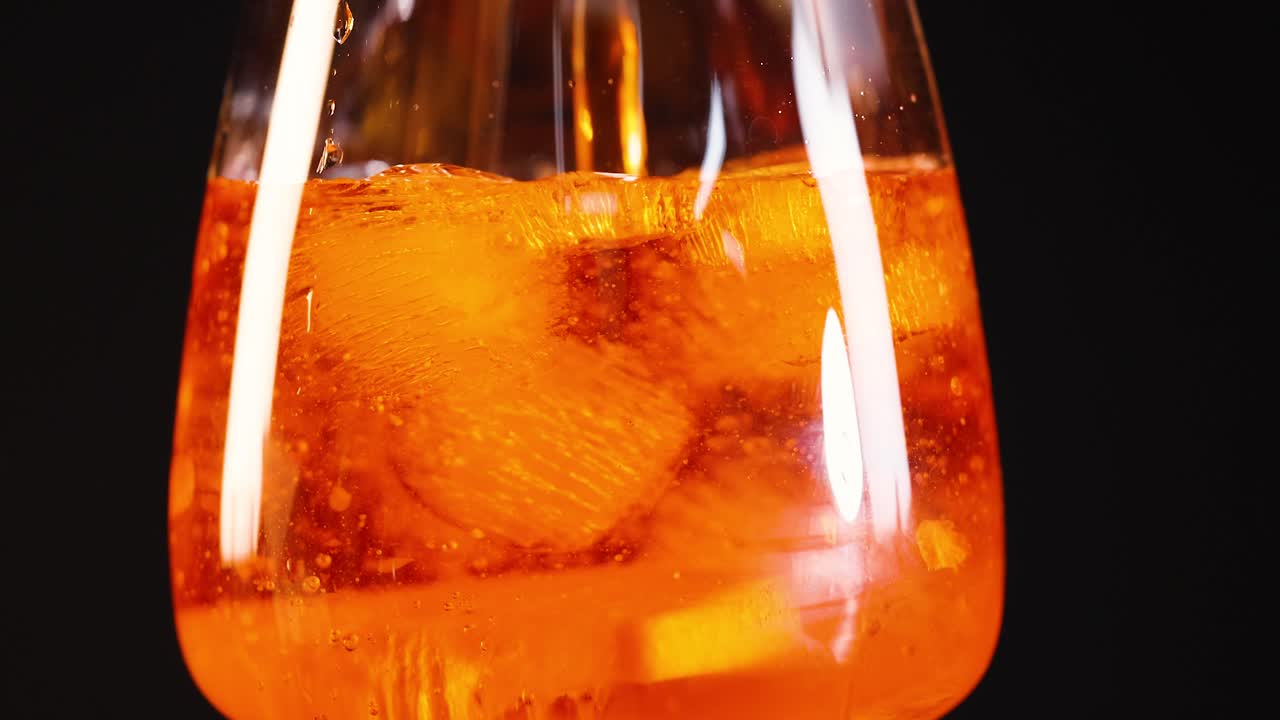 Nahaufnahme von Aperol Spritz mit Eiswürfeln
