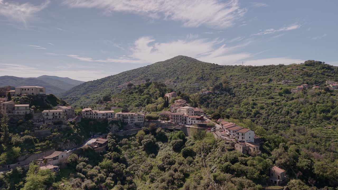 Veduta aerea della chiesa di San Nicolò, Savoca, Sicilia, in una cornice paesaggistica lussureggiante