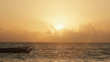 Puesta-De-Sol-Sobre-El-Océano-Con-La-Silueta-De-Un-Barco