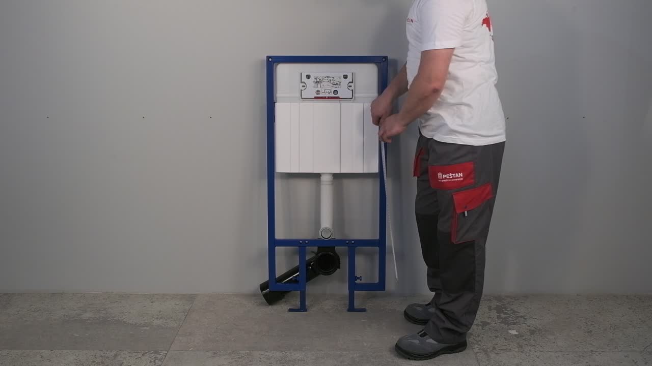 el trabajador que repara e instala el inodoro y descarga utiliza herramientas como alicates y llaves