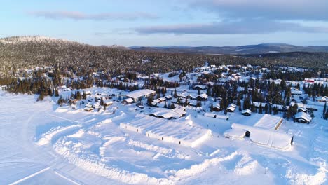 eine luftaufnahme zeigt die bewaldete umgebung eines eishotels in kiruna, schweden