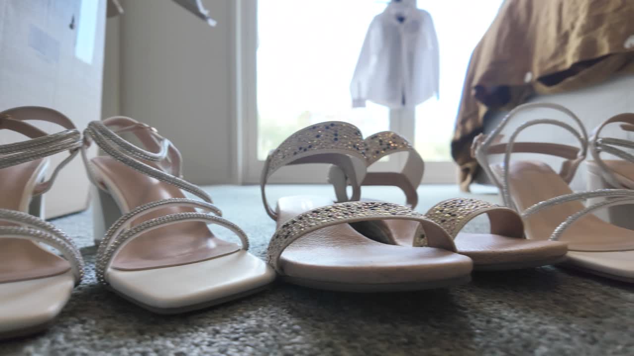 신부의 웨딩 하이힐 신발을 클로즈업한 사진이에요