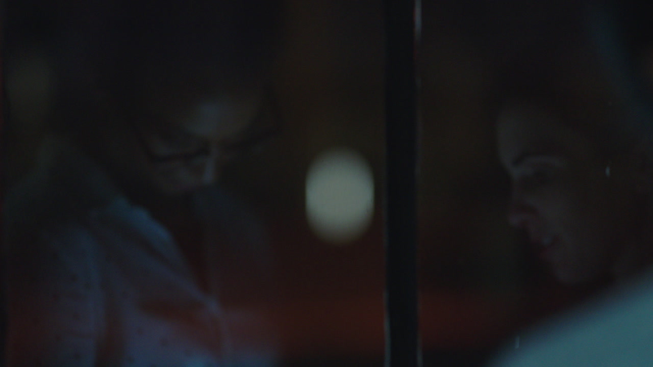 gente de negocios trabajando hasta tarde usando tabletas colegas compartiendo estadísticas de investigación discutiendo datos de gráficos en la pantalla mujeres creativas colaborando en la oficina por la noche