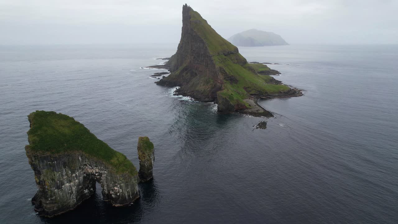 paisaje único en drangarnir, islas feroe en un día de niebla