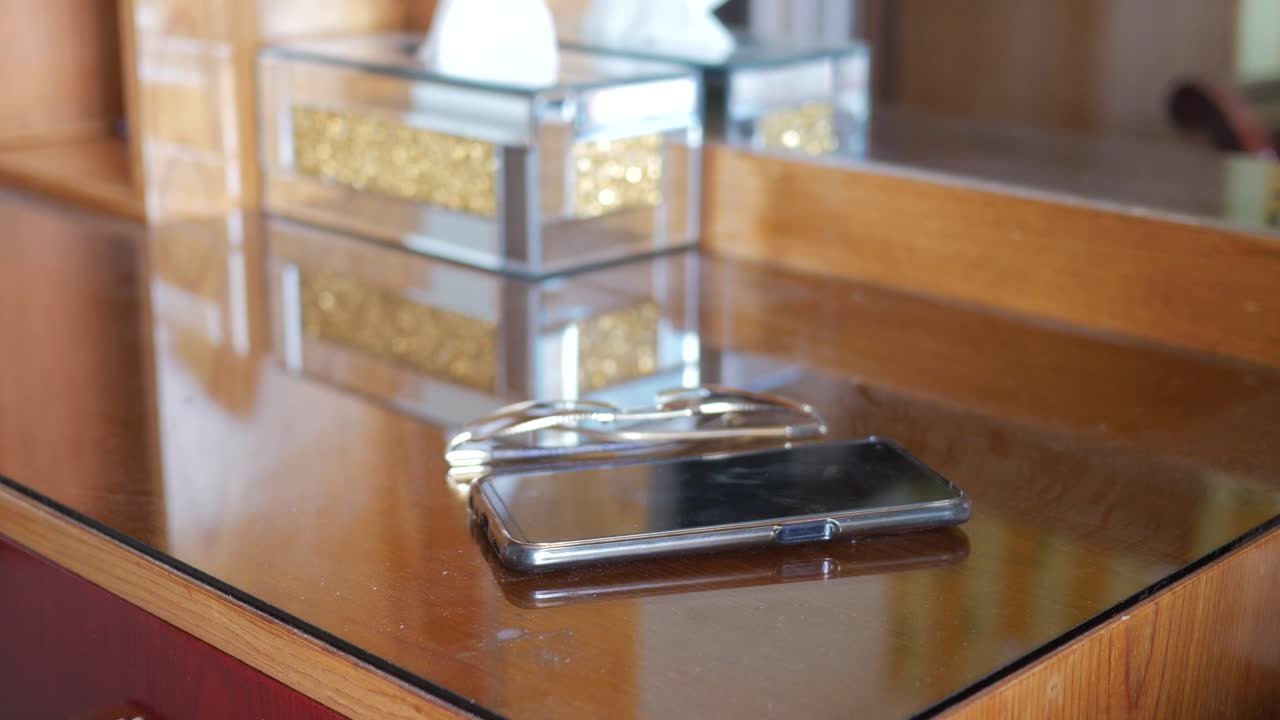 유리 테이블 위 에 있는 금 안경