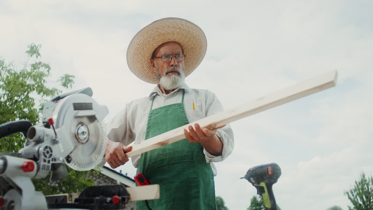 hombre mayor que trabaja la madera al aire libre