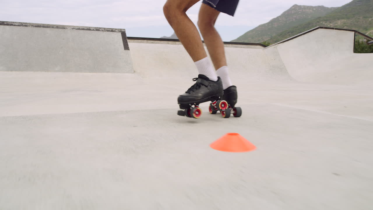 혼성 인종 남자 롤러 의 발 의 클로즈업