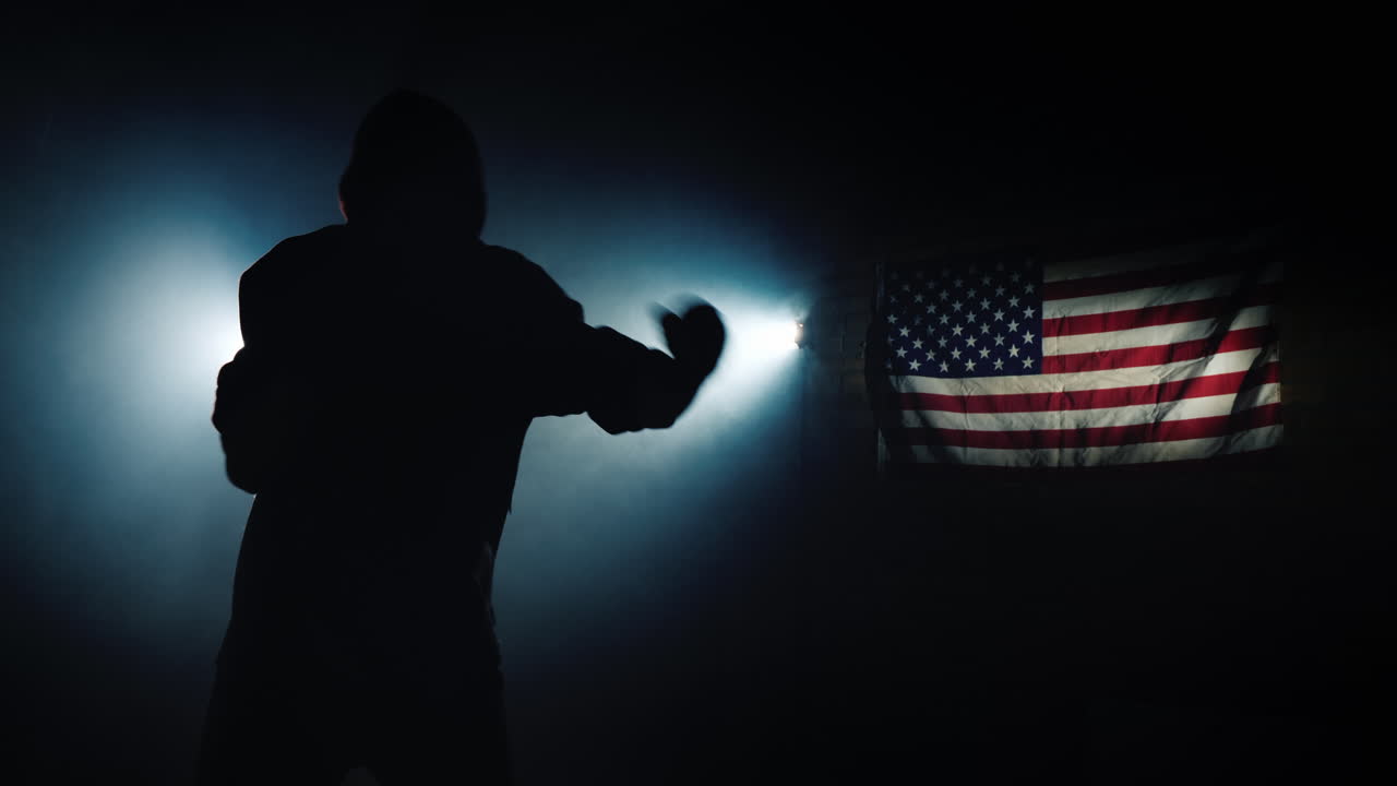 미국 국기를 배경으로 한 전투기 훈련의 넓은 시야