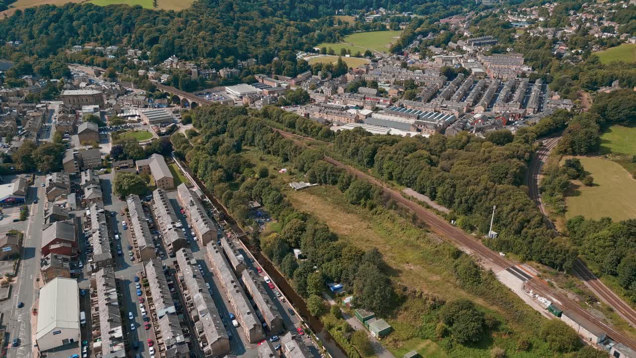 imágenes aéreas de drones de todmorden, una pequeña ciudad comercial en auge con una gran historia industrial