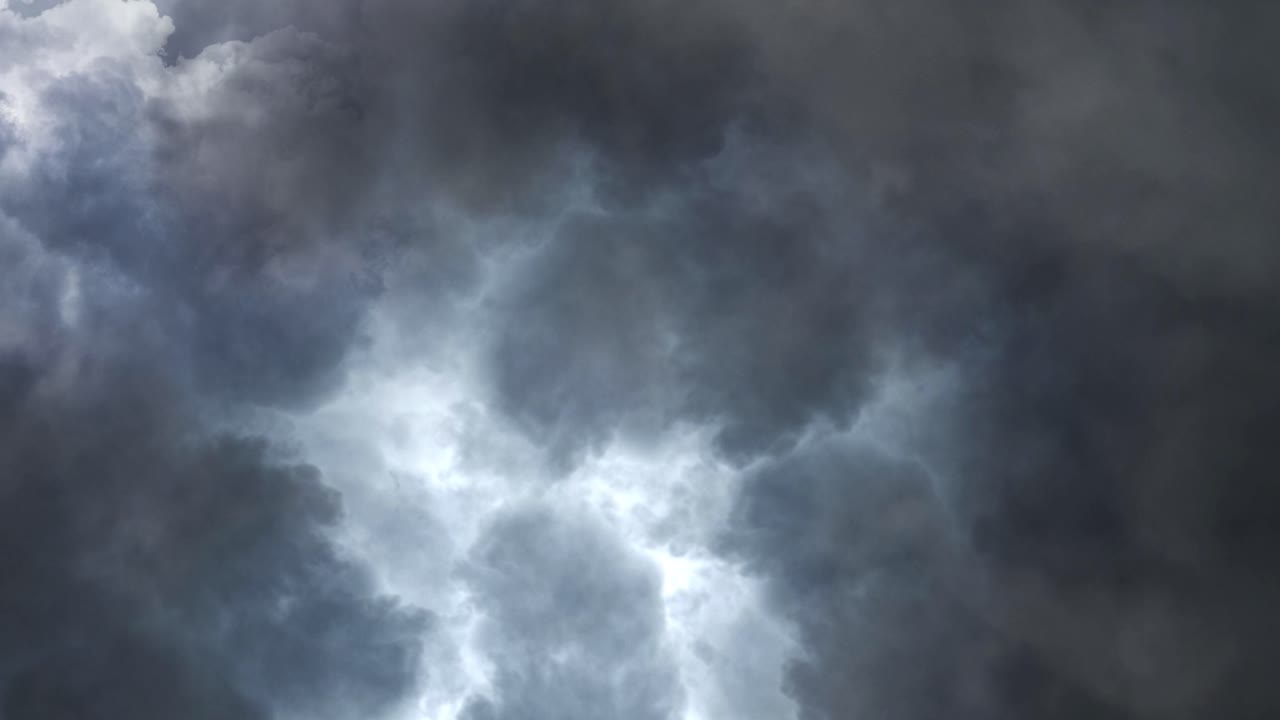 Nubi tempestose scure e minacciose