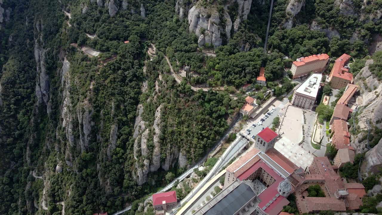 vistas aéreas del monasterio de montserrat en cataluña