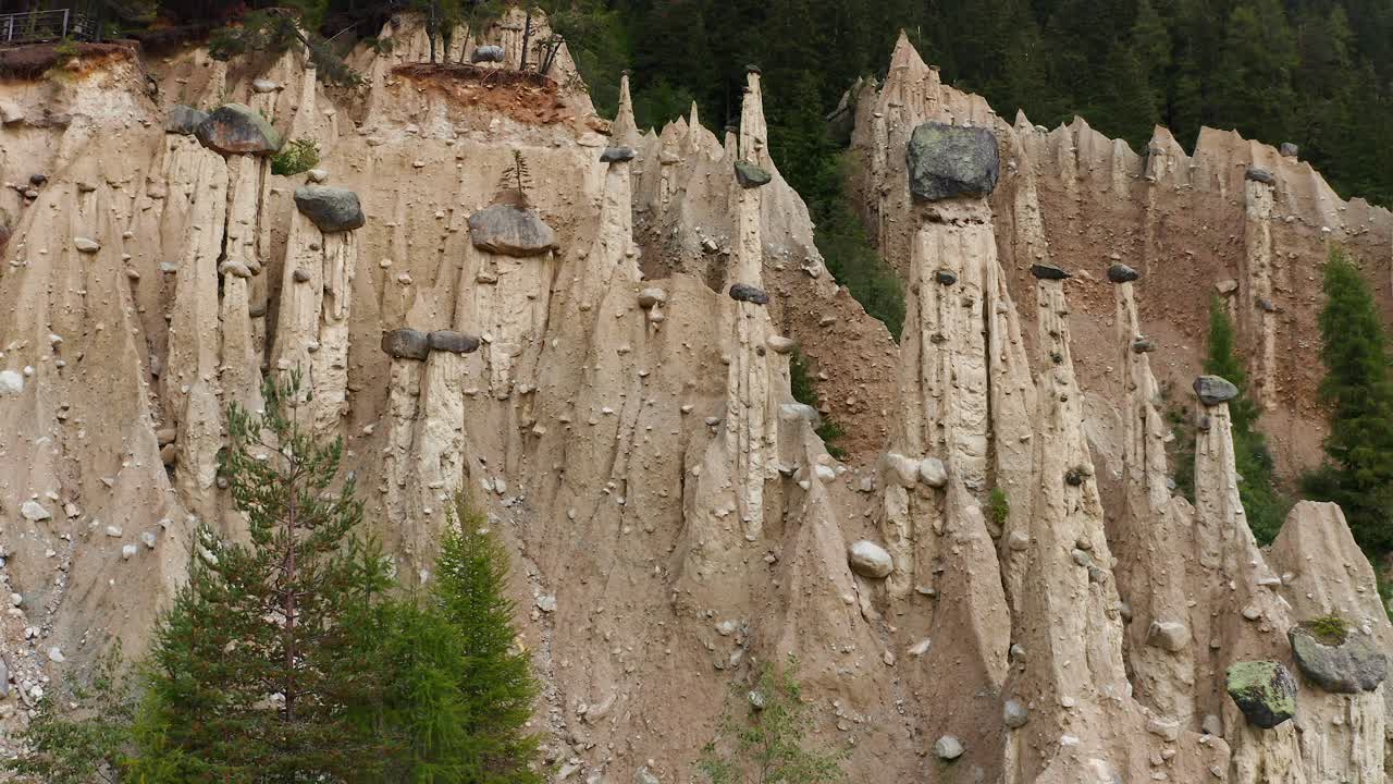 이탈리아 플래튼의 지구 피라미드 주변의 공중 궤도