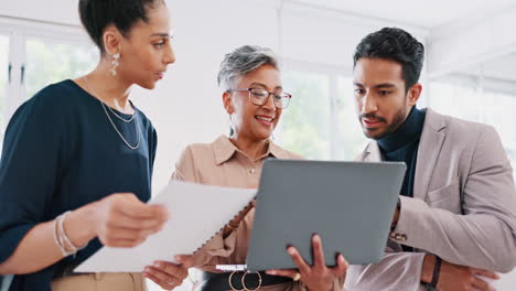 Trabajo-En-Equipo,-Portátiles-Y-Gente-De-Negocios.