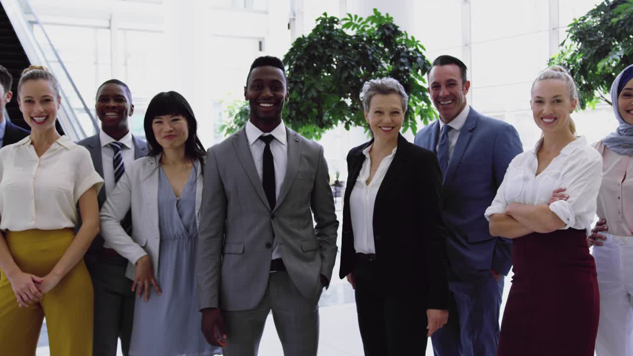 personas de negocios de pie juntos en el vestíbulo en la oficina 4k