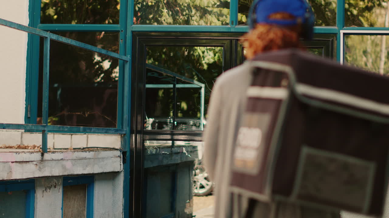 persona que entrega los alimentos