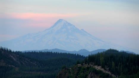 Ein-Berggipfel-Erhebt-Sich-über-Einem-Wald-Im-Nationalpark-Mt-St-Helens-1