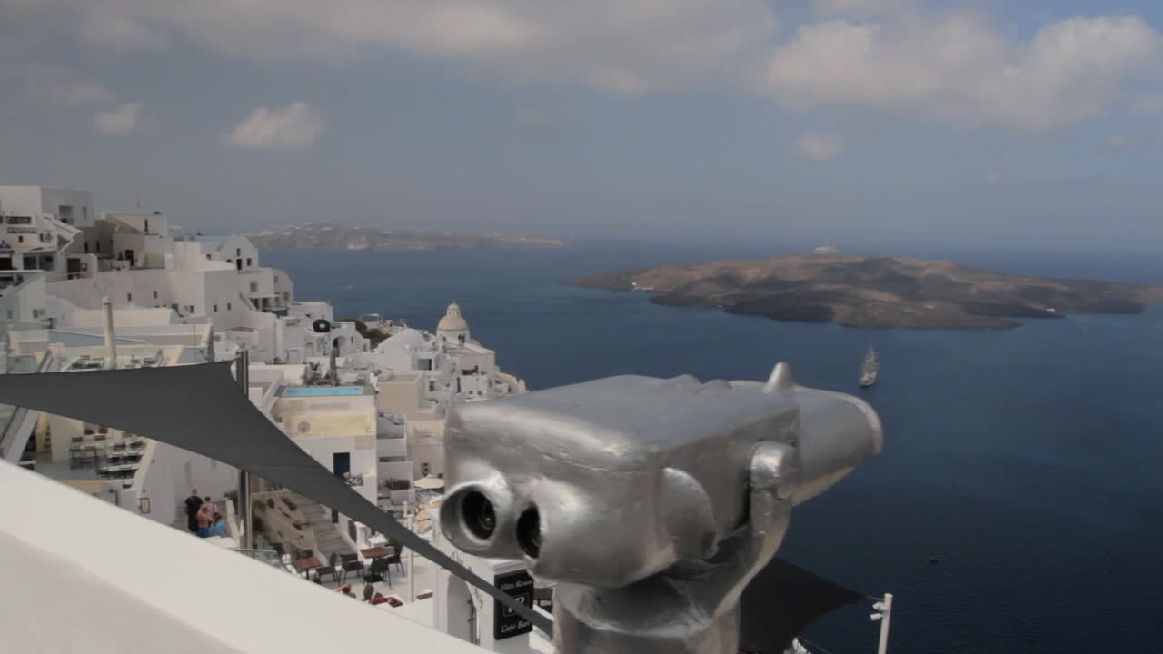 vista de la caldera de santorini con la isla volcánica de nea kameni al fondo