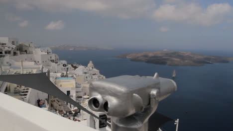 vista de la caldera de santorini con la isla volcánica de nea kameni al fondo