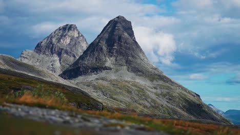 las montañas grises se elevan sobre el desolado valle.