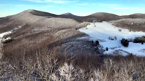 rime hielo en las copas de los árboles aéreo en invierno cerca de boone nc en la cordillera de los apalaches