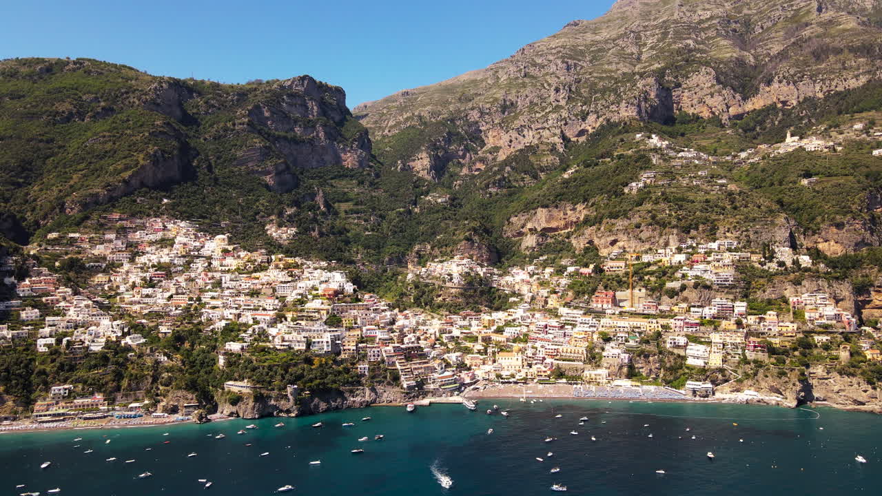 Vista aerea della Costiera Amalfitana, Italia