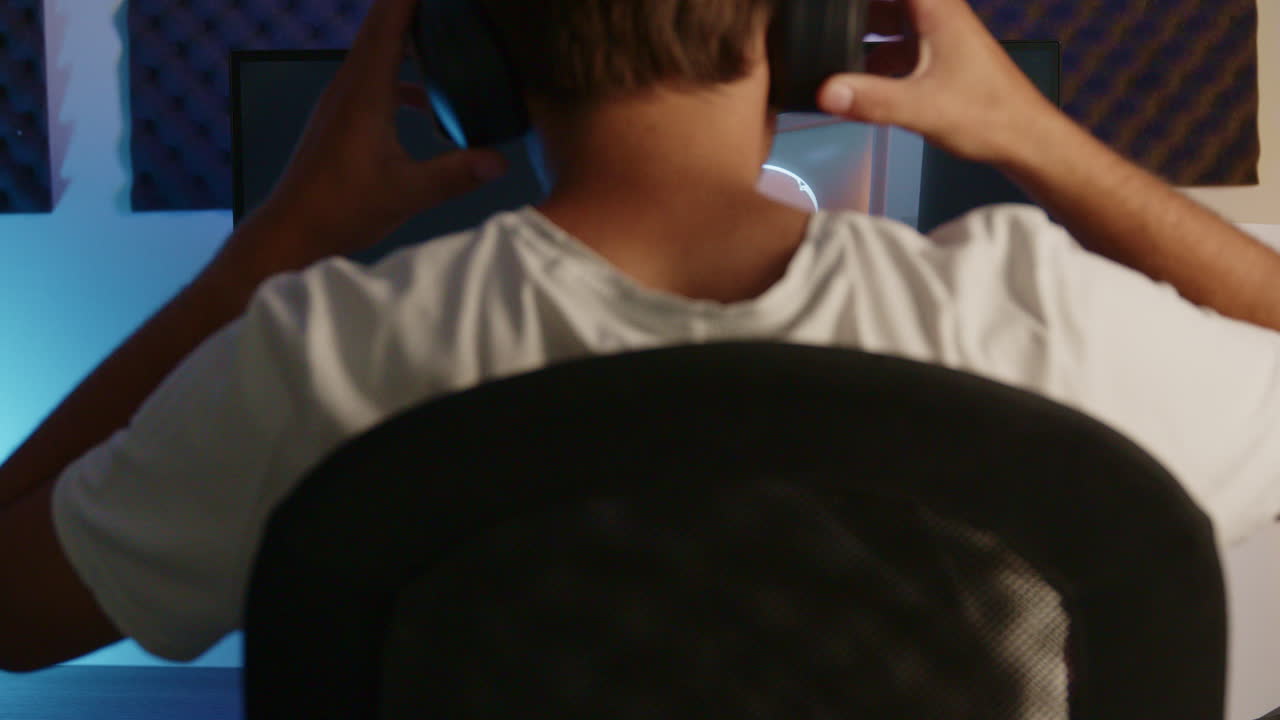 소년은 그의 게임 설정으로 걸어 선택