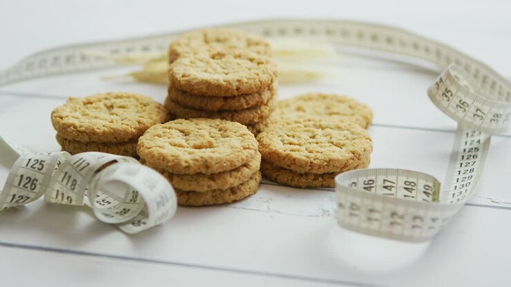 Biscotti d'avena salutari su sfondo di legno bianco vista laterale