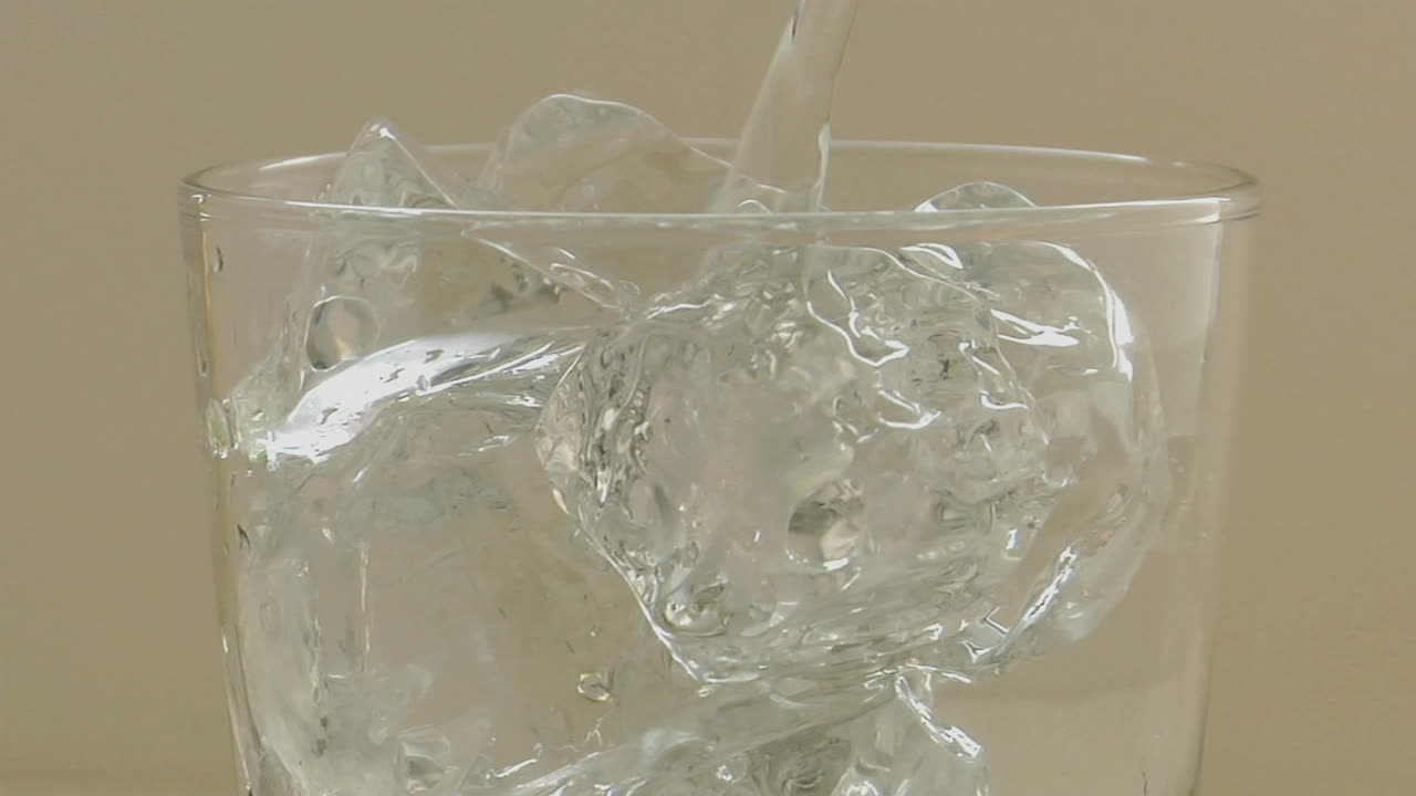 투명한 유리 텀블러에 얼음 조각 위에 부은 맑은 탄산수