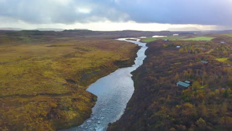 drohnenansicht des flusses tungufljót in der nähe der faxi-wasserfälle in island