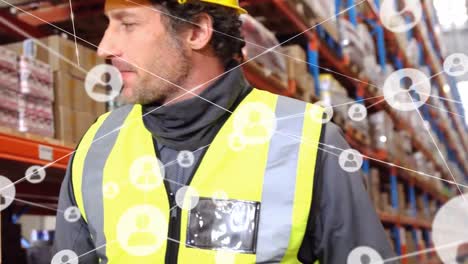 animación de una red de iconos de perfil sobre un trabajador caucásico caminando en un almacén