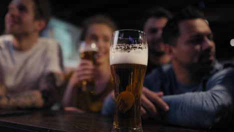 Close-up-of-glass-of-beer-in-the-bar.