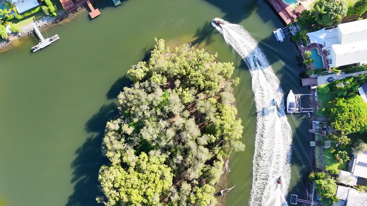 울창한 섬을 둘러싼 흥미진진한 제트 스키 타기